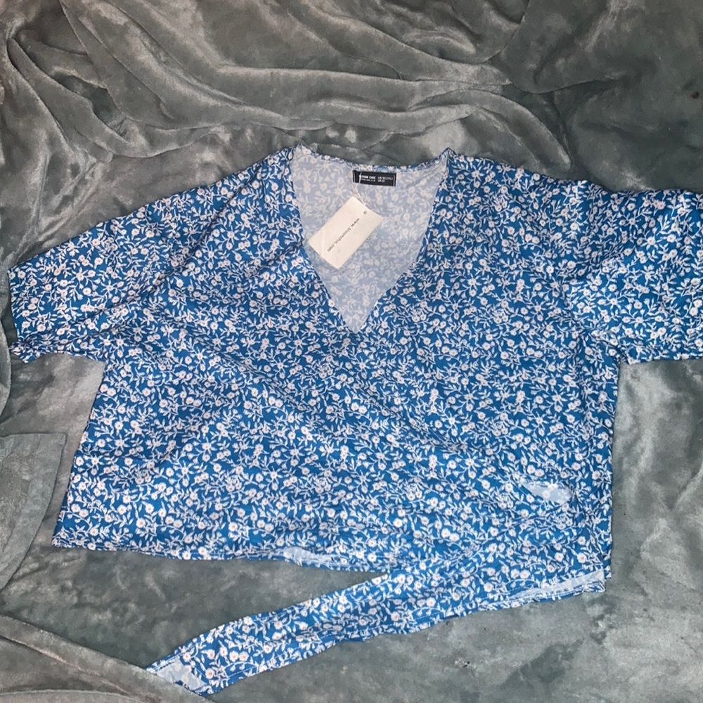 Front knot floral cropped blouse